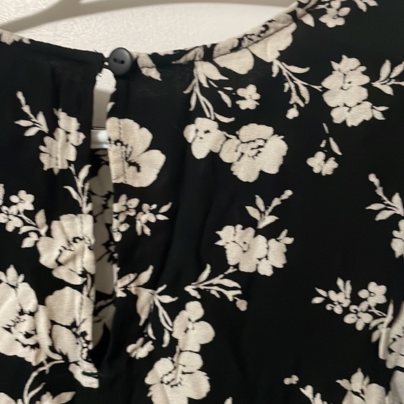 SALTWATER LUXE floral puff sleeve blouse Medium - Picture 4 of 6